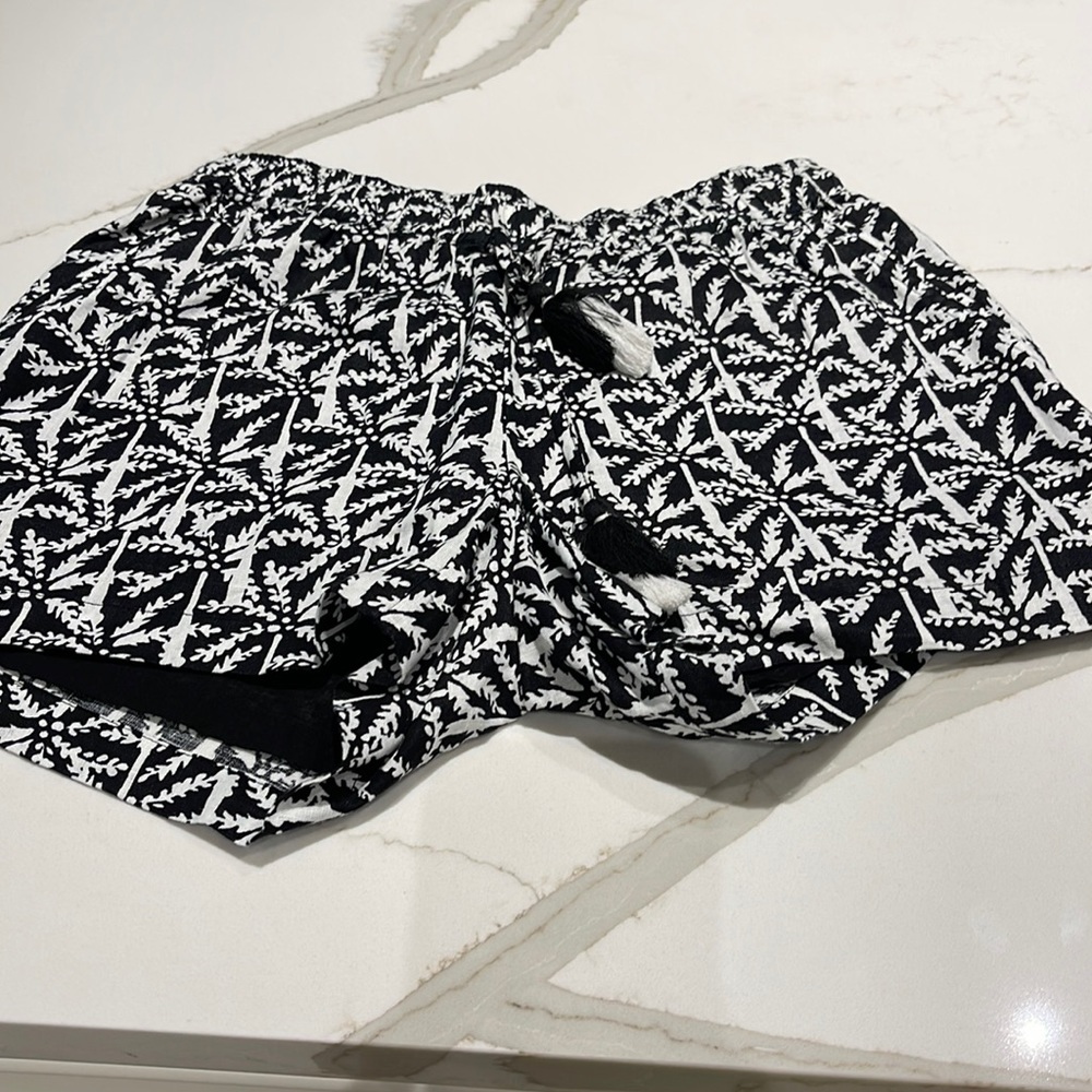 Vineyard Vines pull on shorts